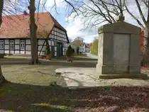 Magelsen, Kriegerdenkmal und Fachwerkhaus am Kirchplatz (27.03.2026)