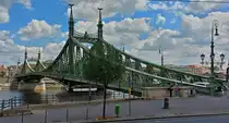 Die Freiheitsbr�cke �ber die Donau in Budapest, L�nge 334 m, erbaut um 1896, im Januar 1945 zerst�rt, Wiederer�ffnung nach Originalgetreuem Wiederaufbau war im August 1946. Aufgenommen bei einer Stadtrundfahrt aus dem Bus.08.05.2026