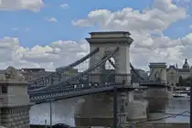 Die Kettenbr�cke, 375 m, ist eine H�ngebr�cke, erbaut von 1839 – 1849, diese war die erste Feste Br�cke �ber die Donau in Budapest, ist f�r Fu�g�nger, Radfahrer Busse und Taxis reserviert. Aufgenommen aus einem Bus bei einer Stadtrundfahrt. 08.05.2026
