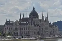 Das Parlamentsgeb�ude von Budapest, aufgenommen bei einer Stadtrundfahrt. 08.05.0206