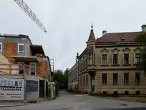Neubau  kontra Altbau, 
Links ein neuer Wohnbau,
 Rechts die aufgelassene  Kunstm�hle des Franz-Voglsang in Bad-Pirawarth; 260514