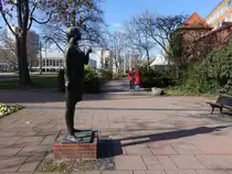 Cottbus, Plastik Junge Lehrerin an der Stadtpromenade (03.04.2026)