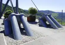 die zwei m�chtigen Erdanker am westlichen Br�ckenkopf f�r die Halteseile der Todtnauer H�ngebr�cke, Juni 2026