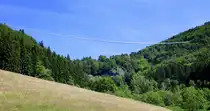 Blick von der Stra�e L 126 auf die Todtnauer Fu�g�ngerh�ngebr�cke, Juni 2026