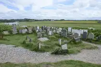 Der Friedhof von M�rup bei L�nstrup in Vendsyssel, D�nemark. Die Kirche wurde in den Jahren von 2008 bis 2016 abgetragen. S�mtliches Material der Kirche wurde aufbewahrt und in einem Lagergeb�ude in der nahegelegenen Stadt Hj�rring eingelagert, mit dem Ziel, das Material f�r einen m�glichen Wiederaufbau an einem sicheren Standort zur Verf�gung zu stellen, sofern lokale Wohlt�ter die Finanzierung eines solchen Projekts �bernehmen w�rden. Aufnahme: 9. Juni 2026.