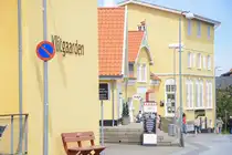 Gelbe H�user am Strandvejen im Dorf L�nstrup in Vendsyssel. Aufnahme: 9. Juni 2026.