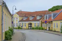H�user in der Algade in der kleinen nordj�tl�ndischen Stadt S�by in D�nemark. Das gr��te Haus in der Mitte des Bildes ist Claesens Gaard, ein ehemaliges ber�hmtes Hotel, das K�nstler und Schriftsteller anzog. Aufnahme: 15. Juni 2026.