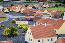 Minibyen S�by ist eine besondere Attraktion in der d�nischen Stadt S�by, bei der ein gro�er Teil der historischen Innenstadt im Miniaturformat nachgebaut wurde.
Dort wurde seit dem Jahr 2000 von einer Gruppe freiwilliger B�rger – vor allem pensionierten Handwerkern – eine komplette �Kleinstadt� im Ma�stab 1:10 aufgebaut. Die Minih�user zeigen vor allem die alten Stra�en Algade und Strandgade so, wie sie ungef�hr um 1900 ausgesehen haben. Aufnahme: 15. Juni 2026.