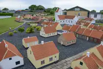 Die S�by Miniby ist ein historischer Miniaturpark in der nordj�tl�ndischen Stadt S�by. Er zeigt die Altstadt von S�by und das Kleinstadtmilieu aus der Mitte des 19. Jahrhunderts. Die Anlage wird von Freiwilligen betrieben und besteht aus etwa 160 H�usern im Ma�stab 1:10. Aufnahme: 14. Juni 2026