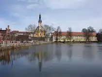 Neuzelle, Blick �ber den Klosterteich zur Klosterkirche und Kanzlei (04.04.2026)