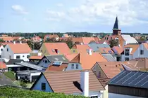 Blick �ber die roten Ziegeld�cher von L�kken von einer der gro�en Strandd�nen aus. Aufnahme: 11. Juni 2026.