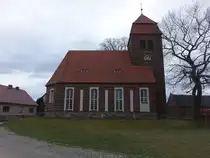 Pinnow, evangelische Kirche, Saalbau mit Westturm, erbaut von 1909 bis 1910 (04.04.2026)