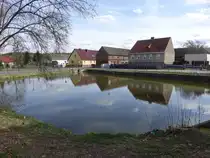 Steinsdorf, H�user am Dorfteich (04.04.2026)