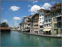 Die Innere Aare in Thun mit vielen kleinen Geschften und Gastronomiebetrieben in schnen alten Gebuden. (23.07.2008)