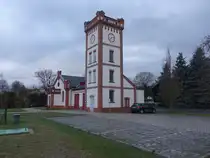 Tauer, Feuerwehrhaus von 1896 mit Uhrturm (04.04.2026)