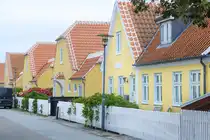 H�user im charakteristischen gelben Skagen-Stil mit roten Ziegeld�chern und dem f�r Skagen typischen wei�en Kalkanstrich an Giebelkanten und Dachfirst. Aufnahme: 12. Juni 2026.
