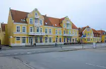 Das charakteristische gelbe Skagen Hotel an der Stra�enseite im Herzen von Skagen in Nordj�tland (D�nemark). Aufnahme: 12. Juni 2026.