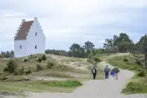 Die versandete Kirche St. Laurentius (d�n. �Den tilsandede kirke�) ist eine vielbesuchte Sehensw�rdigkeit s�dwestlich von Skagen im n�rdlichen J�tland, D�nemark. Aufgrund starker Versandung wurde das Kirchenschiff 1805 abgerissen. Der Kirchturm blieb jedoch - zun�chst als Seezeichen - erhalten und kann besichtigt werden.
Aufnahme: 12. Juni 2026.