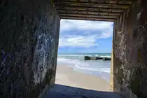 Blick aus dem Inneren eines der Bunker, die sich am Strand vor L�kken in Nordj�tland befinden. Die K�stenbatterie geh�rte der deutschen Marine, die sie w�hrend der deutschen Besatzung D�nemarks von 1940 bis 1945 errichten lie�. Ihre Aufgabe bestand darin, eine alliierte Landung bei L�kken zu verhindern. Aufnahme:11. Juni 2026.