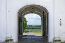 Ein Blick durch das Eingangstor vom Innenhof des Klosters B�rglum aus. Das Geb�ude wurde auf einem H�gel erbaut, sodass man es schon aus gro�er Entfernung sehen kann. Aufgrund der exponierten Lage bietet sich eine Fernsicht bis zur f�nf Kilometer entfernten Nordsee. Aufnahme:15. Juni 2026. 