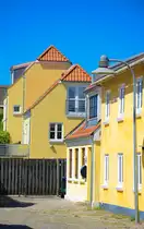 Die meisten H�user im Zentrum von L�kken sind gelb gestrichen und haben rote Dachziegel. Aufnahme: 11. Juni 2026.