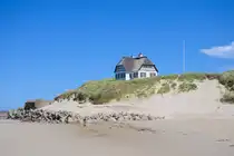 Strandbohus ist ein historisches, klassisches Ferienhaus aus den Jahren 1914/1917 und befindet sich in der Ternevej 39 in Furreby bei L�kken. Das Haus ist bekannt f�r seine spektakul�re Lage hoch oben auf einer k�stengesch�tzten Steilk�ste direkt an der Nordsee, nur 25 Meter von der Wasserkante entfernt. Aufnahme: 11. Juni 2026.
