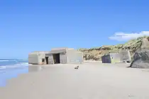 Die deutschen Bunker bei L�kken an der d�nischen Nordseek�ste wurden w�hrend des Zweiten Weltkriegs von der deutschen Wehrmacht als Teil des Atlantikwalls errichtet. Sie sollten eine m�gliche alliierte Landung verhindern und dienten als Beobachtungs-, Verteidigungs- und Unterkunftsanlagen f�r Soldaten. Heute sind viele der Betonbunker noch erhalten und erinnern an die Zeit der deutschen Besatzung D�nemarks von 1940 bis 1945. Wind, Sand und Meer haben einige Bauwerke teilweise freigelegt oder besch�digt.
Aufnahme: 11. Juni 2026.