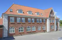 Das ehemalige Bahnhofsgeb�ude in L�kken, von der ehemaligen Gleisseite aus gesehen. An dieser Stelle wurde sp�ter die Umgehungsstra�e �L�kkensvej� angelegt. Aufnahme: 11. Juni 2026.