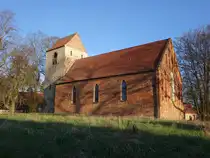 G�ldendorf, evangelische Kirche, fr�hgotischer Backsteinbau, erbaut im 13. Jahrhundert, Kirchturm aus Feldsteinen aus dem 15. Jahrhundert  (05.04.2026)