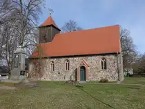 Jacobsdorf, evangelische Kirche in der Schulgasse, Feldsteinkirche aus dem 13. Jahrhundert (05.04.2026)