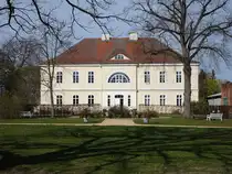 Sieversdorf, Gutshaus, zweigeschossige Putzbau mit Mittelrisalit, erbaut 1689 (05.04.2026)