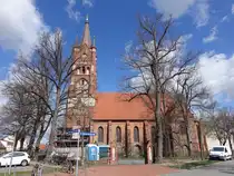 Mittenwalde, evangelische St. Moritz Kirche, dreischiffige gotische Hallenkirche mit Sterngew�lben, erbaut im 13. Jahrhundert, neugotischer Kirchturm erbaut von 1877 bis 1878 durch Johann Eduard Jacobsthal (06.04.2026)