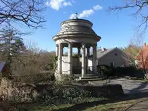 Gr�nheide, Grabmal der Familie Teich, erbaut 1919, Rundtempel aus Th�ringer Travertin (07.04.2026)