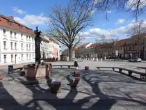 Bad Freienwalde, Brunnen und Geb�ude in der Karl Marx Stra�e (08.04.2026)