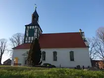 Britz, evangelische Kirche, erbaut im 13. Jahrhundert, Fachwerkkirchturm von 1768 (08.04.2026)