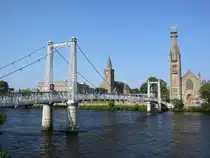 Fu�g�ngerbr�cke �ber den Fluss Ness in Inverness am 14.07.2026. Der Fluss entspringt dem Loch Dochfour (n�rdlicher Teil des Loch Ness) und m�ndet nach nur 10 km in die Nordsee.