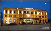 In der abendlichen D�mmerung erstrahlt das Emfpangsgeb�ude des Chemnitzer Hbf noch mal so sch�n. 