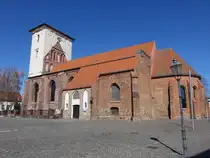 Wriezen, evangelische St. Marien Kirche, sp�tgotische Backsteinkirche, erbaut im 15. Jahrhundert, S�dschiff 1951 wieder aufgebaut (08.04.2026)