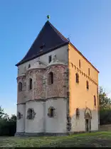 Evangelische Kapelle St. Crucis in Landsberg (Saalekreis), Baujahr 1170. Sie ist von weithin sichtbar und gibt der Erh�hung, auf der sie steht, ihren Namen: der Kapellenberg.
Das Bauwerk war Teil der ehemaligen Burg Landsberg, die bereits vor �ber 500 Jahren zerst�rt wurde. Ausgelegt ist sie als Doppelkapelle, d. h. die Gottesdienste fanden darin fr�her zwischen Herrschaft und Dienerschaft r�umlich getrennt statt.

🕓 20.6.2025 | 20:58 Uhr