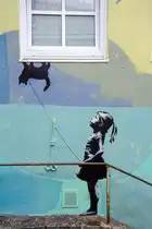 Die Wandmalerei �Hanghing Around - Ceiling Cat� an der Marientreppe in der Flensburger Innenstadt. Das Kunstwerk ist ein Teil der Nord:Syd Freiraumgalerie in Flensburg. Aufnahme: 26. Juli 2026.