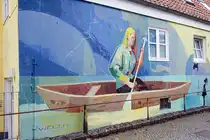 Andreas Welins Wandmalereien greifen das t�gliche Leben der Menschen vor. Diese Wandmalerei befindet sich an der Marientreppe in Flensburg und ist ein tel der Nord:Syd Freiraumgalerie. Aufnahme: 26. Juli 2026.