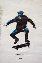 Die Nord:Syd Freiraumgalerie in Flensburg erstreckt sich �ber einen Gro�teil der Innenstadt. Hier ist das Bild �Skater Cop - Deck Duty� im Innenhof von Gro�e Stra�e 67-69 zu sehen. Aufnahme: 26. Juli 2026.