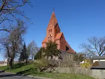 M�row, evangelische Kirche, erbaut im 13. Jahrhundert, oberer Teil des Kirchturms erbaut von 1893 bis 1897 (09.04.2026)