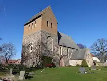 Pinnow, evangelische Kirche, erbaut im 13. Jahrhundert, Turmoberteil erbaut 1732 (09.04.2026)