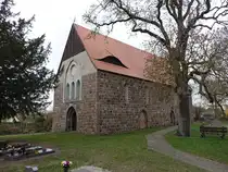 Cremzow, evangelische Dorfkirche, Saalkirche aus Feldsteinen aus dem 13. Jahrhundert (10.04.2026)