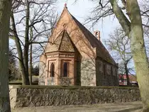 Sch�now, evangelische Kirche, erbaut im 13. Jahrhundert, neugotische Innenausstattung (10.04.2026)