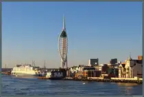 Die Hafenstadt Portsmouth wird �berragt vom 170 m hohen Spinnaker Tower, der 2005 er�ffnet wurde. Im Vordergrund ist Old Portsmouth zu sehen.