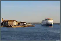 Am 24.04.2026 passiert die F�hre  Victoria of Wight  Old Portsmouth im Abendlicht.