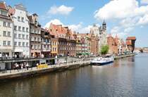 GDAŃSK, 17.06.2007, Blick von der Zielony Brcke auf Długie Pobrzeże; hinten ist das bekannte Krantor zu sehen