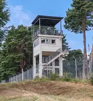 Der 1985 errichtete Grenzbeobachtungsturm der US-Army auf dem Areal der Gedenkst�tte Point Alpha bei Rasdorf LK Fulda im Juli 2026. Vorher stand an dieser Stelle ein Beobachtungsturm aus Holz. Der wei�e Pfahl mir der roten Kappe zeigt den Grenzverlauf zwischen der Bundesrepublik und der DDR, heute zwischen Hessen und Th�ringen.